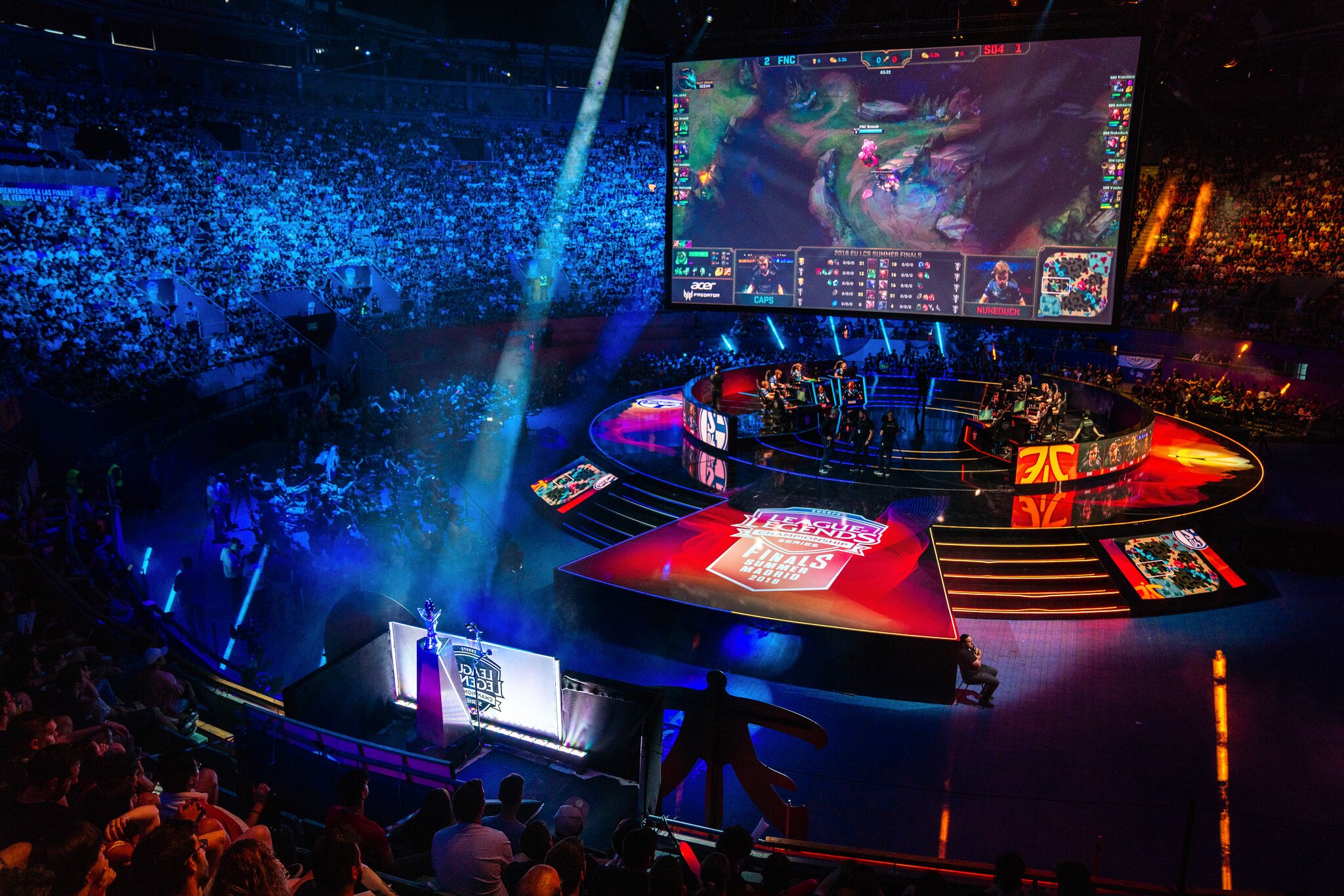 Fnatic and Schalke 04 do battle in the EU LCS Spring playoffs.