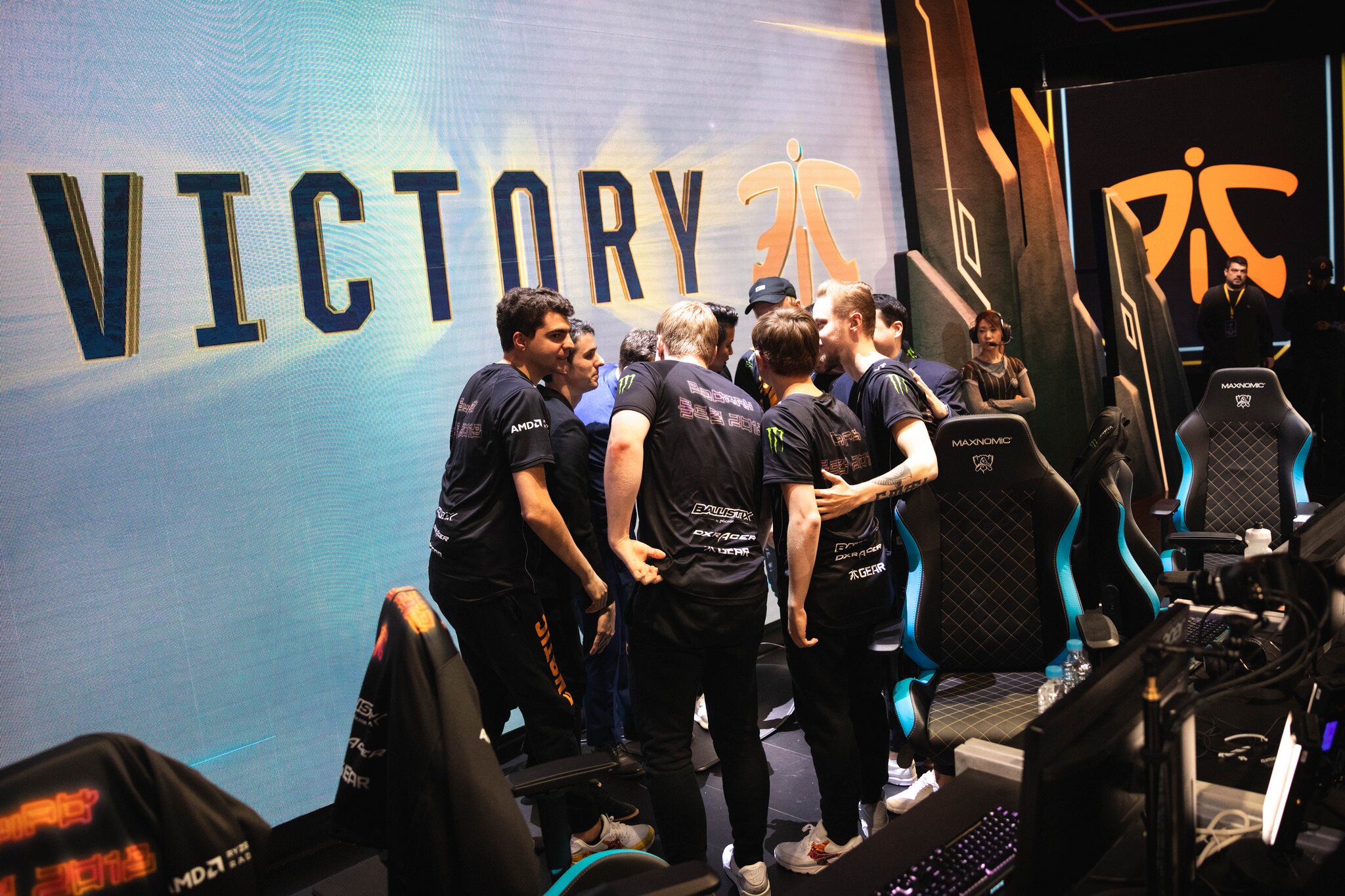Fnatic swept Cloud 9 in 2018 League of Legends World Championship semifinals and will face IG in the Finals.