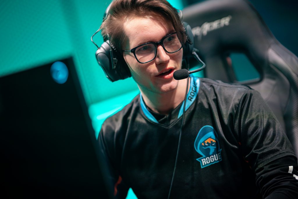 Rogue top laner Finn talks to his teammates during their game against Misfits (Photo courtesy of Riot Games)