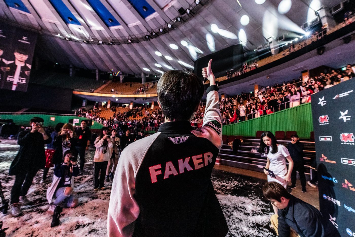 LCK T1 Faker gives the crowd a thumbs up