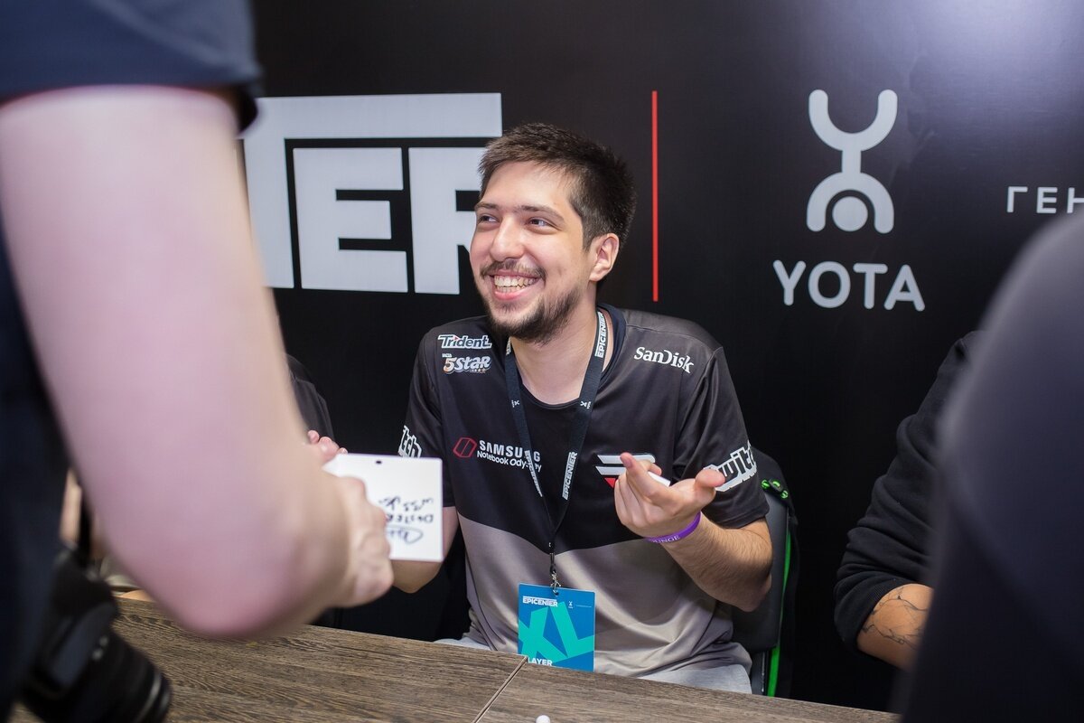 w33 will likely primarily play mid, with Miracle- moving to the carry position. (Photo courtesy of EPICENTER)