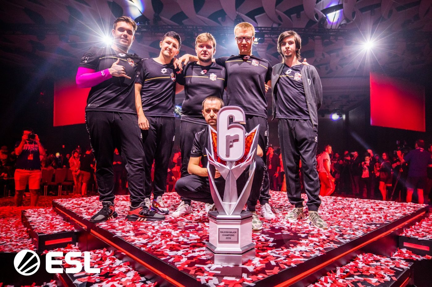 Team Empire take home the trophy from the Six Major Raleigh. (Image via ESL)