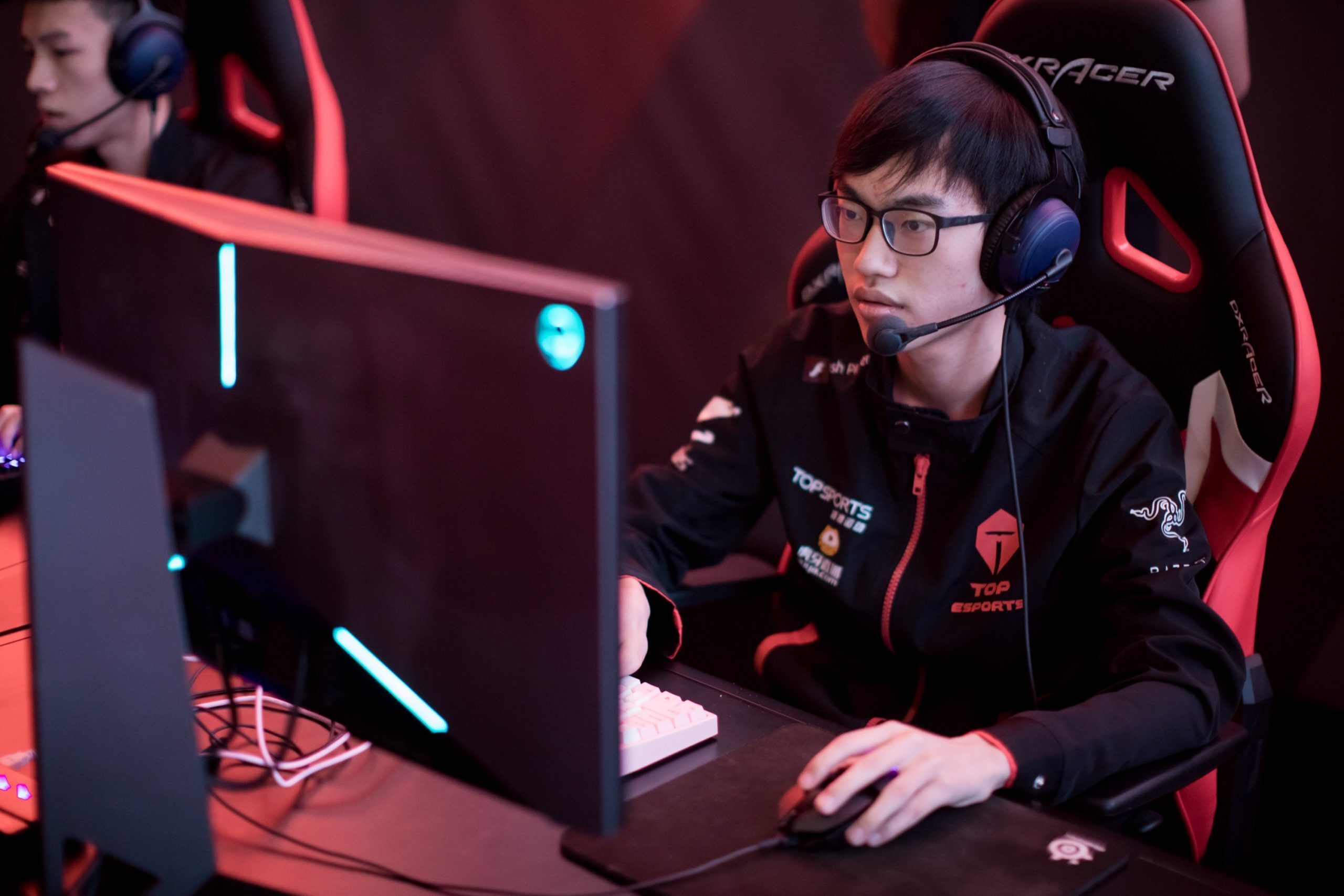 Top Esports compete for LPL spot at Worlds