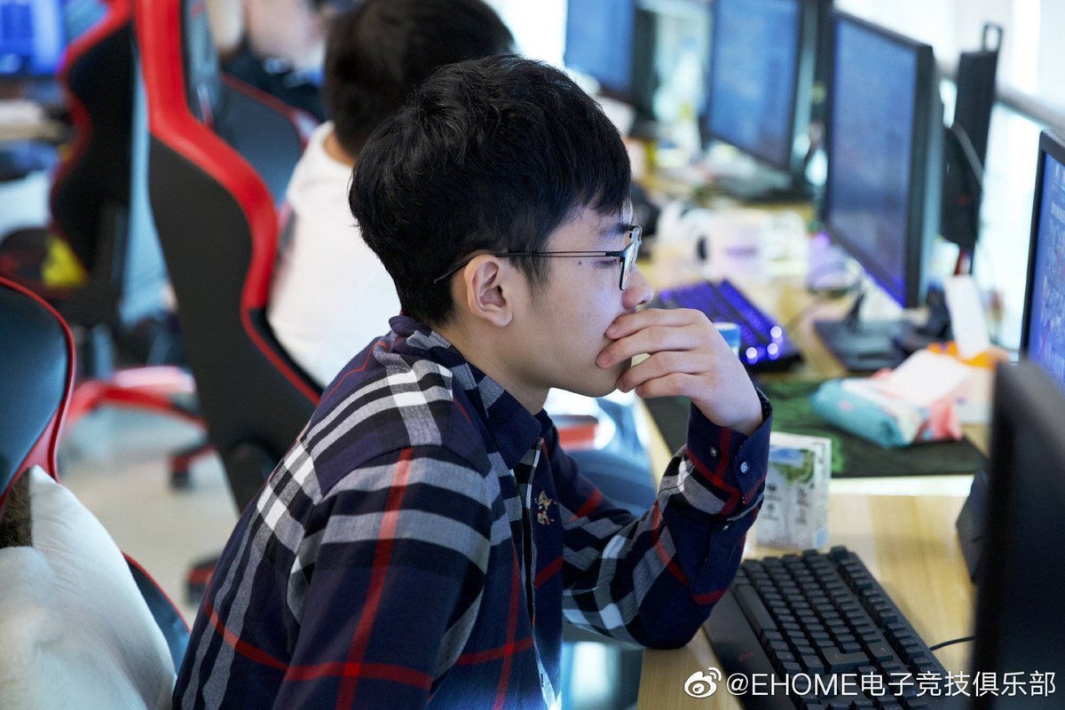 EHOME and Vici Gaming met in the Asia semifinals of Midas Mode 2. EHOME was sent home, losing 0-2, sending Vici on to meet Fnatic in the finals. (Photo via EHOME)