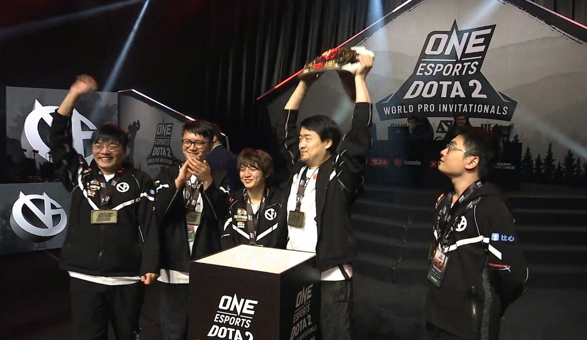 Vici Gaming raise the trophy after an incredible run through the lower bracket at ONE Esports Dota 2 World Pro Invitational Singapore (Photo via Vici Gaming)
