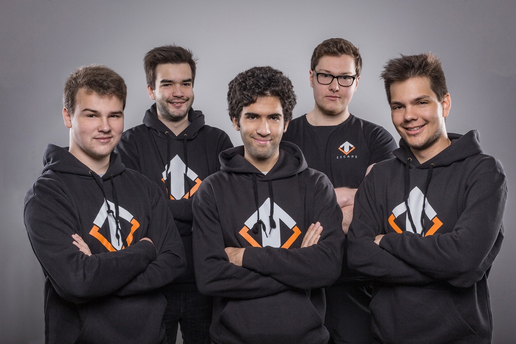 syndereN as a pro player poses with his team