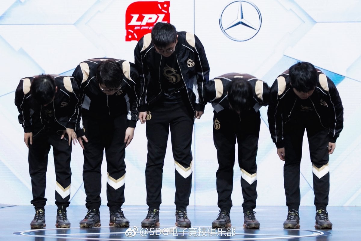 Sinodragons take a bow after defeating EDG (Photo courtesy of LPL)