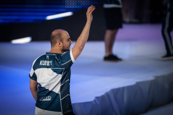Kuro "KuroKy" Salehi Takhasomi of Team Liquid waves to the crowd at Epicenter. (Image via Team Liquid)