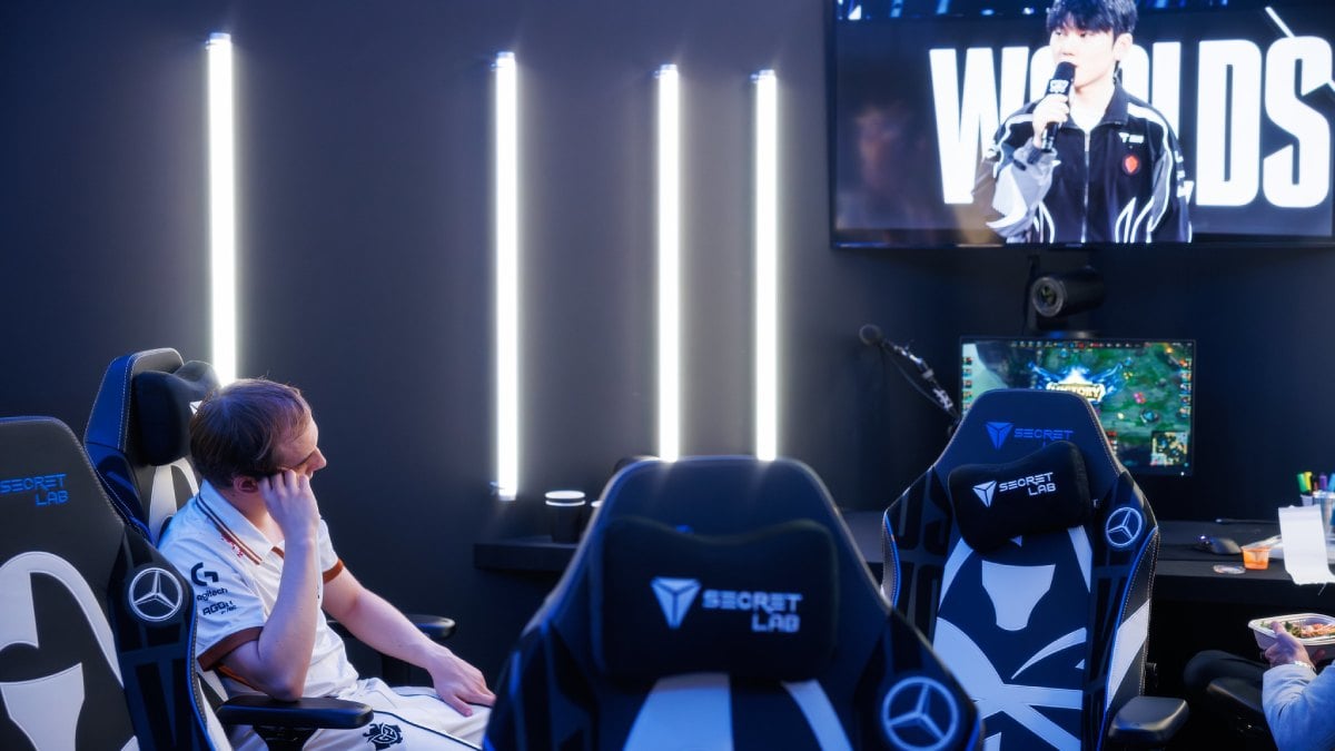 Caps watching TES JackeyLove at Worlds 2025