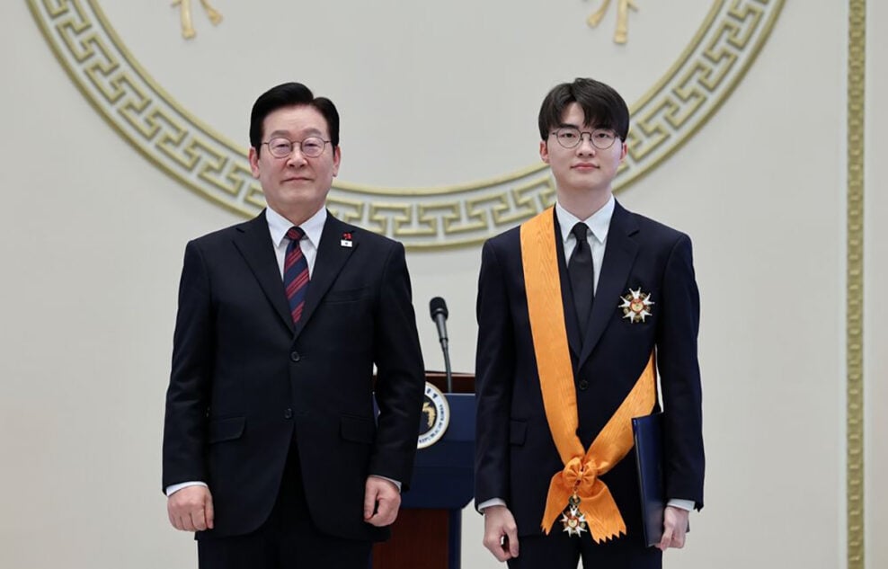 Faker becomes first esports player to receive Blue Dragon Medal