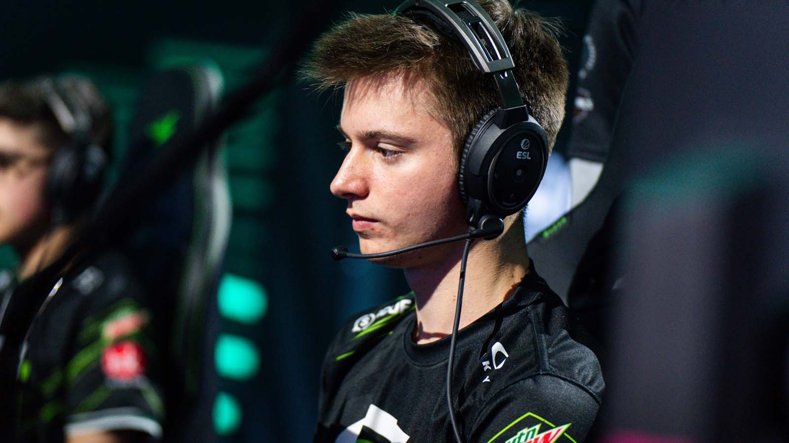 Former Rocket League professional Retals defeated seven of the biggest streamers on Twitch in a 1v7 showmatch, proving how high the skill ceiling is 