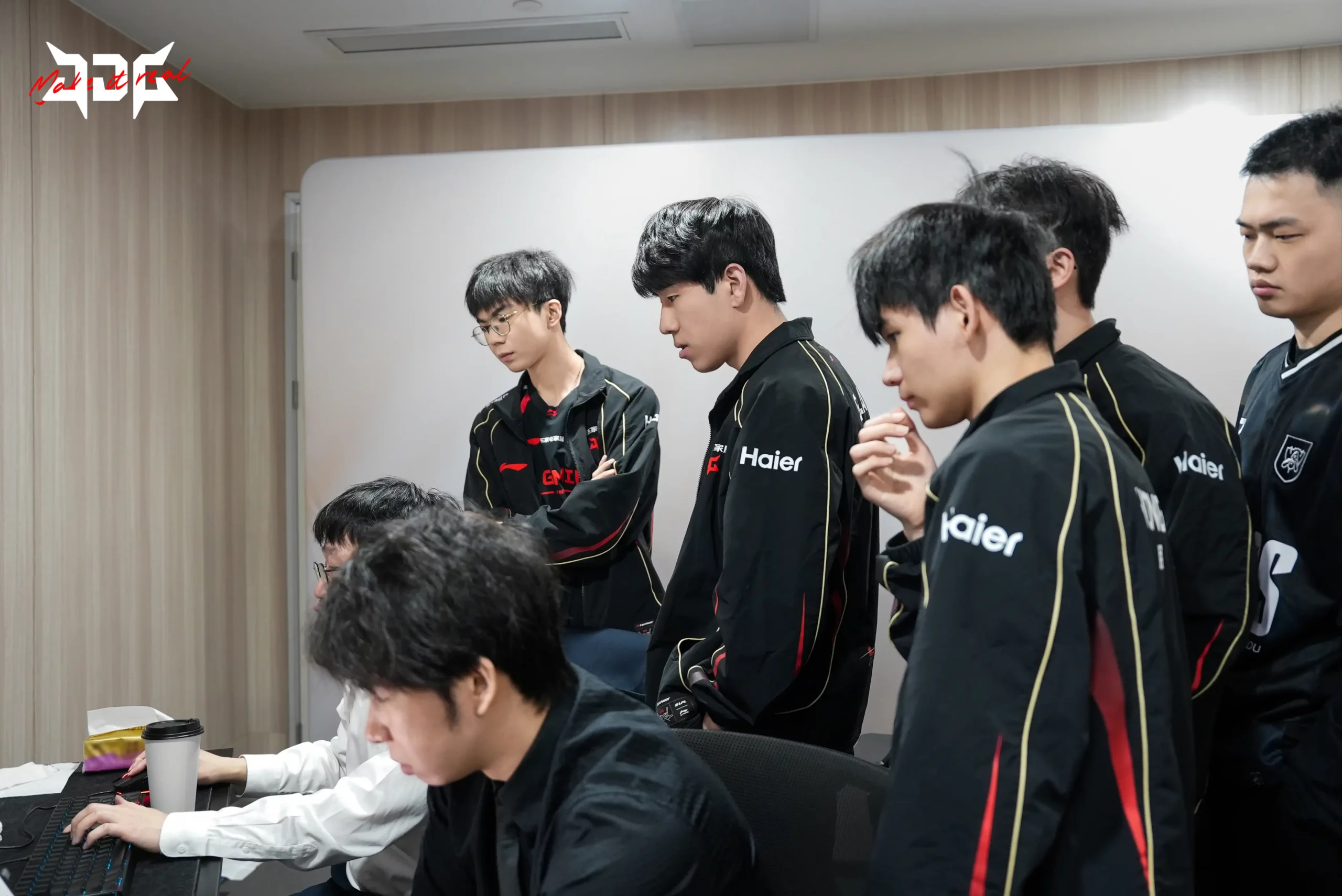 JD Gaming 2026 Tabe coach players